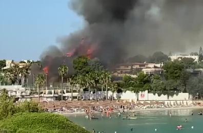 Incendio a pochi metri dalla spiaggia, paura a Gandoli nel Tarantino