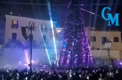 Al via le festività di Natale, ecco che si accende l'albero a Bari. La diretta da Piazza Ferrarese