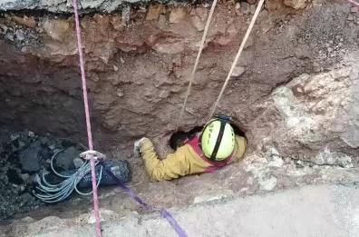 Santa Caterina, scavano per installare tubi del gas e scoprono una grotta carsica