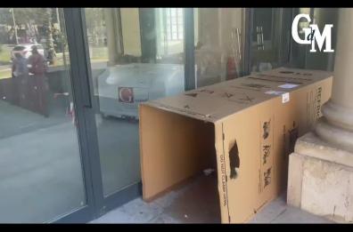 Bari, davanti al Teatro Margherita il dramma dei senzatetto tra scatoloni e degrado VIDEO