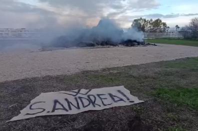 Presicce Acquarica, distrutta (e ricostruita) la focareddha. L'atto vandalico firmato: «Viva Sant'Andrea» 