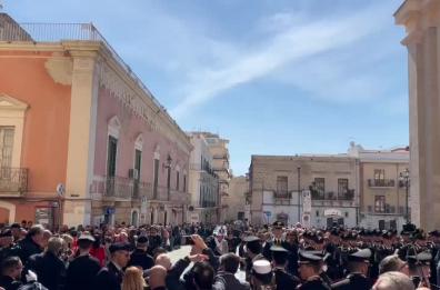 Manfredonia saluta il maresciallo Francesco Pastore, morto con il collega Francesco Ferrero nell'incidente nel Salernitano