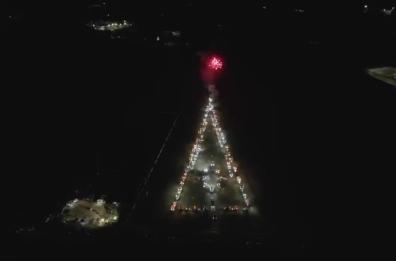 A Candela l'albero di Natale si fa con 200 trattori: il video dall'alto è spettacolare
