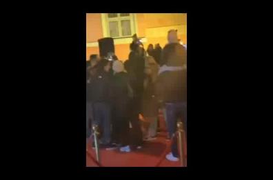Bari, serenata napoletana alla sposa fuori dalle case popolari di via Crispi: il video fa il giro del web