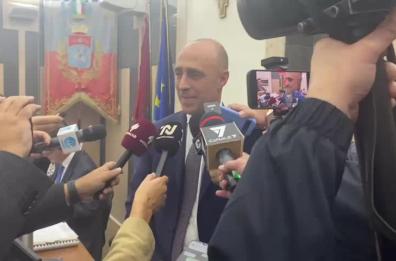 Taranto, sfiduciato il presidente del Consiglio comunale Piero Bitetti VIDEO