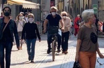 Martina, tornano le mascherine: «Centro storico troppo affollato»