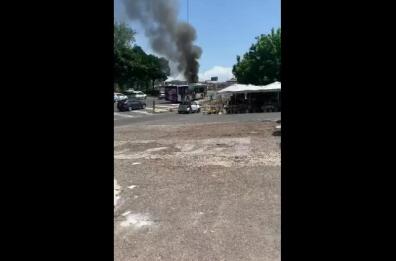 Incendio in via Tiburtina a Roma: fiamme dall'asfalto