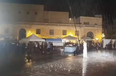 Galatina si trasforma in un set per il nuovo videoclip di Giorgia: nella Chiesa Madre va in scena un finto matrimonio VIDEO