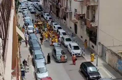 Bari, festa induista in via Gabrieli: la processione è multicolor