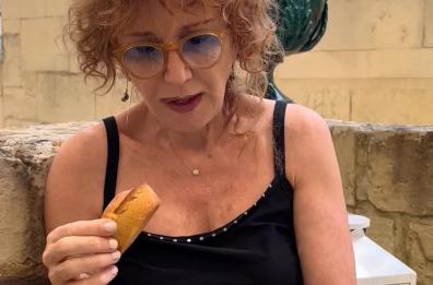 Fiorella Mannoia saluta il Salento mangiando un pasticciotto: «Stavolta nessuna polemica»