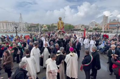 Bari, questa mattina l'imbarco a mare della statua di San Nicola