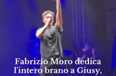 L'omaggio di Fabrizio Moro dal palco di Sammichele: «Questo bicchiere è per Giusy Lucente»