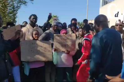 Bari, migranti del Cara in corteo dopo la morte di un ospite della struttura: «Condizioni di vita non adeguate»