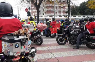 Bari, i «Babbo Natale» in moto portano l'allegria ai bimbi del Pediatrico