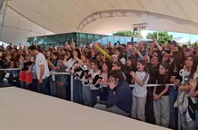 I ragazzi di «Amici» a Bari: le prime esibizioni live di Senza Cri, Luk3, Raffaella e Francesca