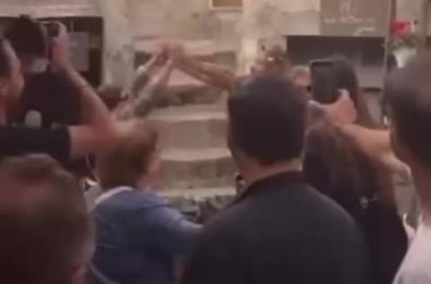 Bob Sinclar fa ballare l'antico forno di Altamura con le nonnine in consolle: il reel è virale