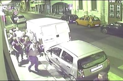 VIDEO L'aggressione di Casapound ai militanti di sinistra baresi: mazze e pugni contro gli avversari