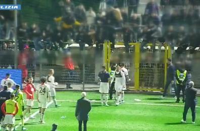 Minacce ai giocatori dopo la sconfitta nel match Picerno-Crotone: emessi 15 Daspo