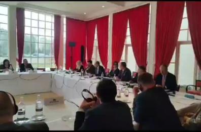 Bardi, l'inglese imbarazzante del presidente della Basilicata diventa virale
