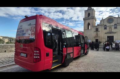 Matera si illumina di arancione: 35 bus per dire basta alla violenza sulle donne