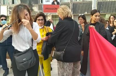 Iran, sit-in a Bari e le donne si tagliano i capelli all'urlo di «libertà»