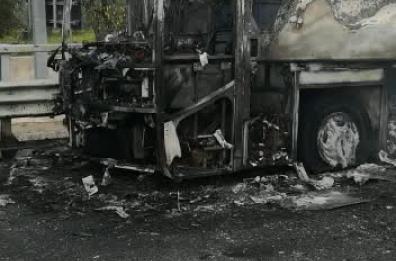 In fiamme autobus flixbus 