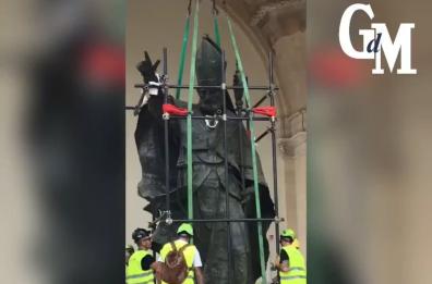 Lecce, la statua originale di Sant'Oronzo torna in piazza sotto gli occhi dei turisti 
