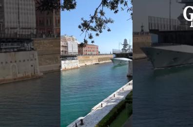 Taranto, Nave Carabiniere entra nel Mar Piccolo: pacifisti la prendono a sassate. Indaga la Digos