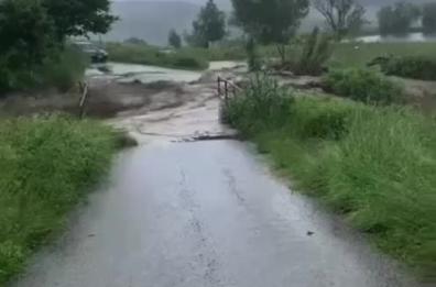 Bella, straripa un torrente per il maltempo, invasi strade e terreni