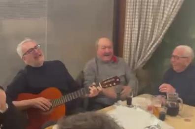 Bobo Craxi chitarra alla mano a Triggianello intona Cochi e Renato con &laquo;E, la vita la vita&raquo;
