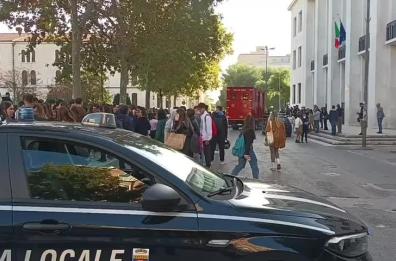 Foggia, sostanza irritante a scuola: rientra l'allarme al Lanza-Poerio ed Einaudi