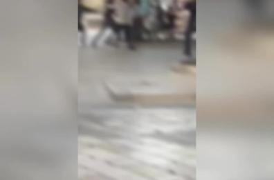 Brindisi, scoppia la maxi rissa in centro: calci e pugni tra migranti VIDEO