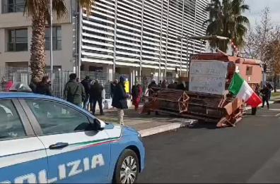 Foggia, la protesta degli agricoltori dauni davanti alla Camera di commercio 