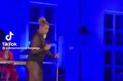 Emma Marrone terrorizzata da una cavalletta sul palco: concerto interrotto 