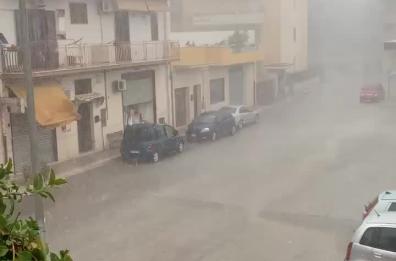 Grandinata tra Cerignola e Ortanova: strade allagate. Pioggia anche a Gravina