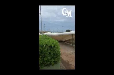 Bari, al Circolo Tennis il forte vento fa volare una copertura: paura, ma nessun ferito