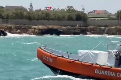 Bari, due ragazzi bloccati sugli scogli per il mare agitato: salvati dalla Guardia Costiera