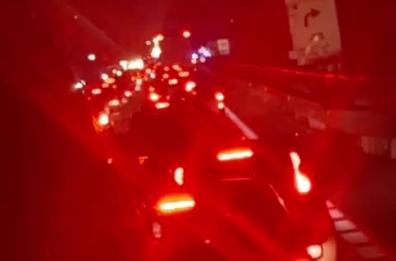 Incidente alle porte di Bari: auto si schianta contro il guard rail, traffico in tilt