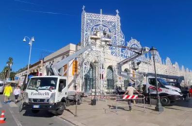 Bari si prepara a San Nicola: il montaggio delle luminarie nelle piazze
