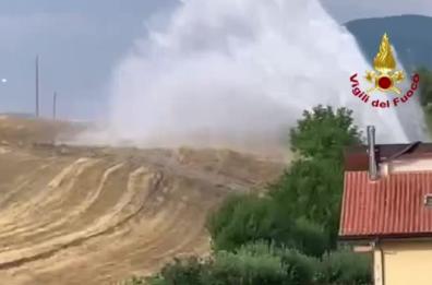Potenza, si rompe una condotta dell'acquedotto: smottamento, intervengono i Vigili del Fuoco