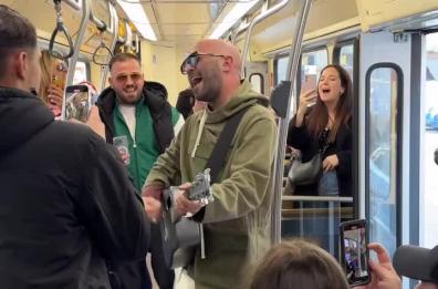 Giuliano Sangiorgi «live» sul tram numero 16 di Milano: «Mentre tutto scorre» nacque lì 20 anni fa
