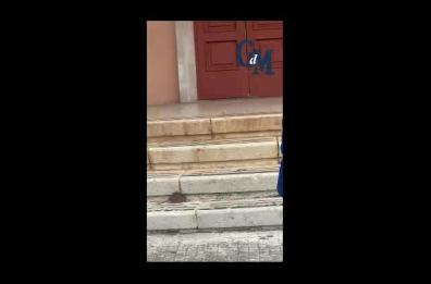 Carovigno, enorme topo passeggia fuori dalla scuola all'uscita dei ragazzi: le immagini choc