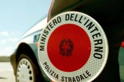 Provoca incidente sotto effetto di alcool e scappa: polizia denuncia 23enne e gli ritira la patente