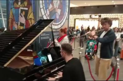 L'Orchestra Filarmonica Pugliese e lo show nell'aeroporto di Roma, in attesa di volare a Berlino