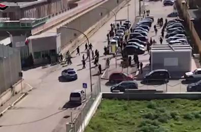 Foggia, incendi e violenza in carcere dopo maxi-evasione del 2020: altri 4 arresti