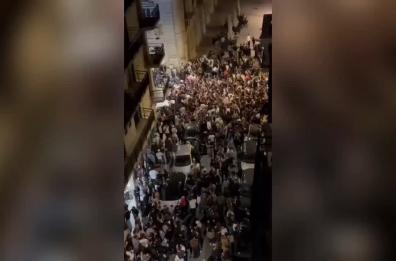 Bari, all'Umbertino festeggiamenti fino all'alba per San Nicola. I residenti: «Torniamo alle ordinanze»