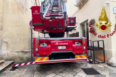 Cadono blocchi da statua su un palazzo storico a Lecce: intervento dei pompieri