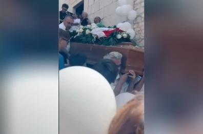 San Nicandro Garganico, l'ultimo saluto a Emanuel Di Lella con il volo dei palloncini bianchi 