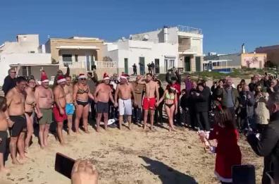 Tuffo di Capodanno a Torre Pali: il Salento saluta il 2026 tra coraggio e tradizione