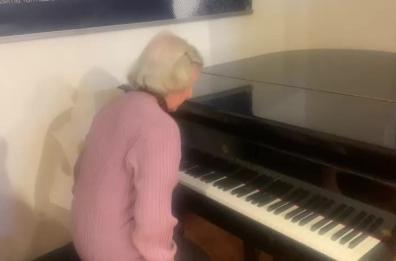 Martina Franca, a 96 anni incanta tutti al pianoforte suonando Chopin
